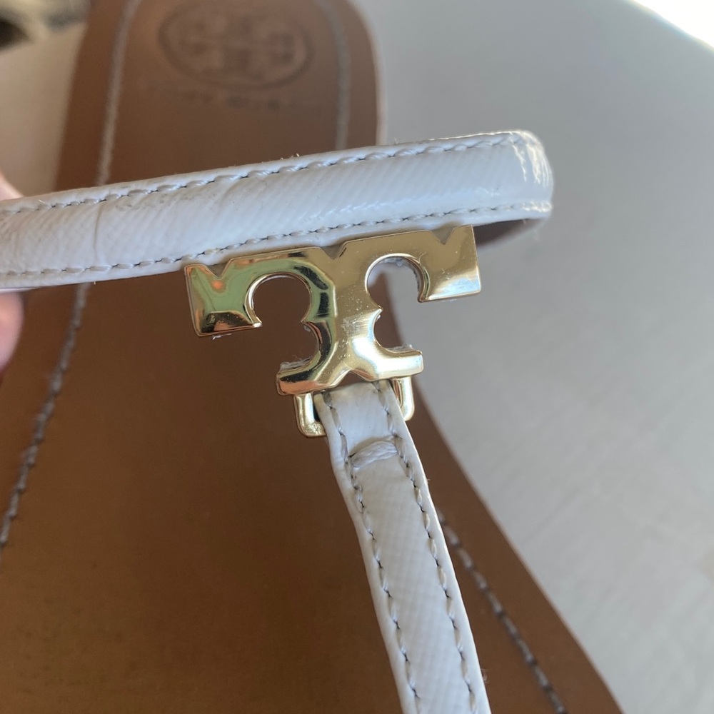 Tory Burch Tan Leather Thong Sandals with White Straps and Gold Logo Charm - Picture 2 of 16